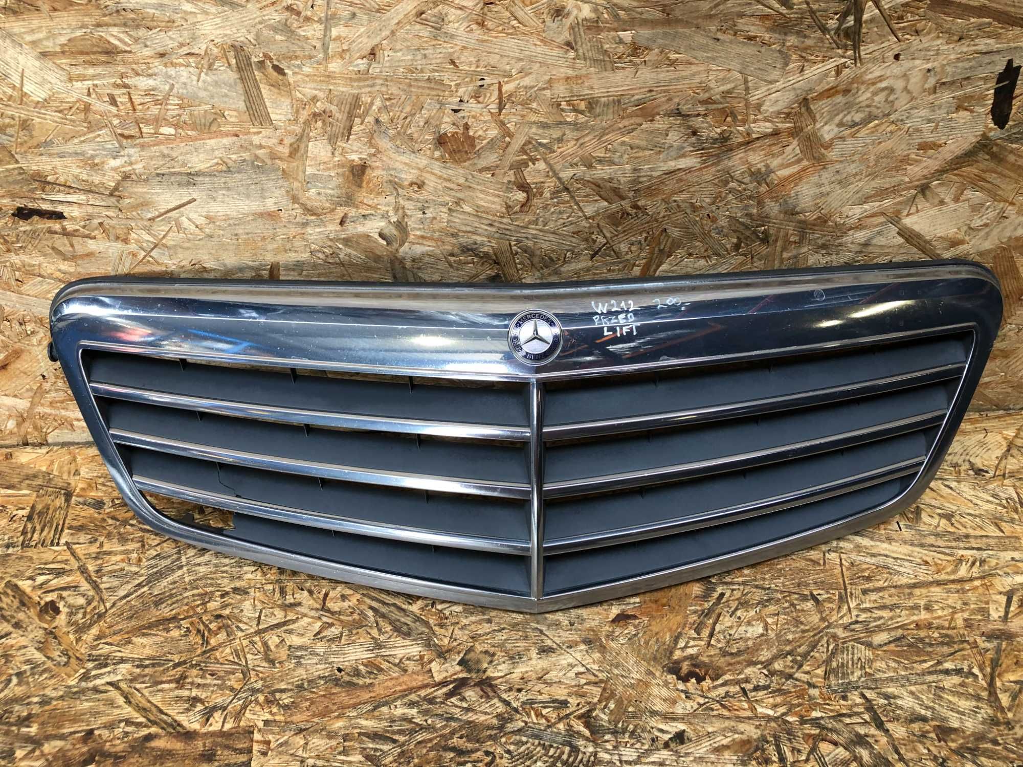 Grill/atrapa/kratka zderzaka Mercedes W212 przed lift