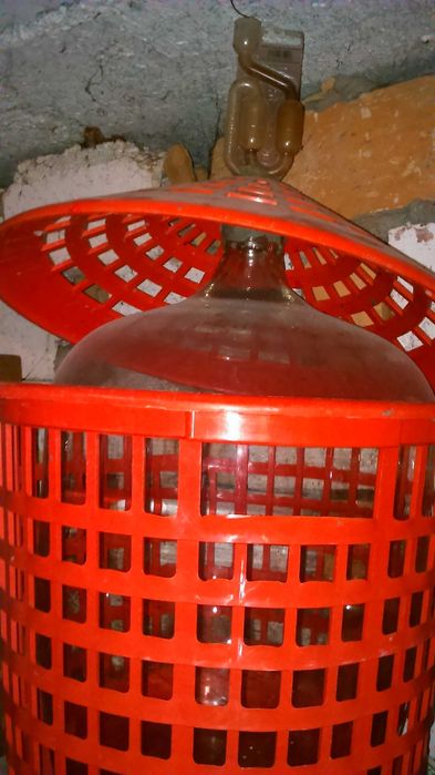 butla-gąsior w plastikowym koszu 34l