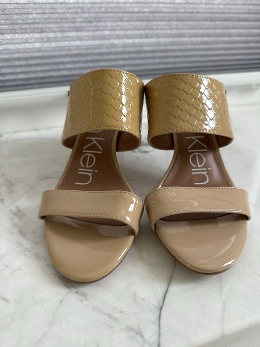 Босоніжки тілесного кольору