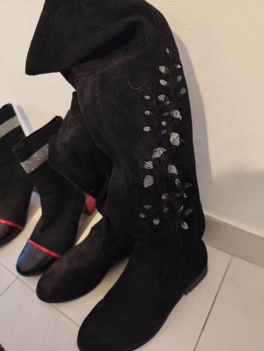 Bota com desenhos de flores