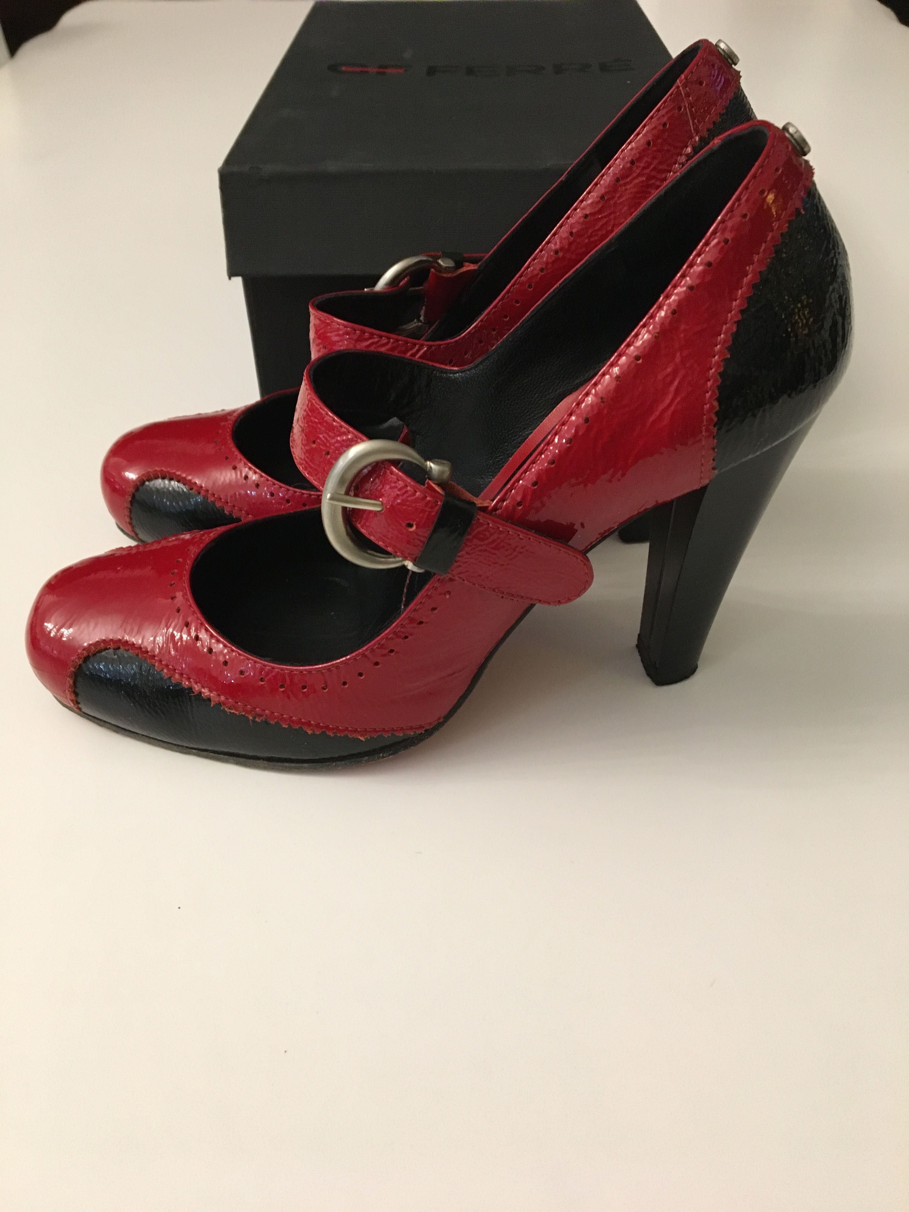 GF Ferre piękne buty ba obcasie, lakierki. Czerwono-czarne