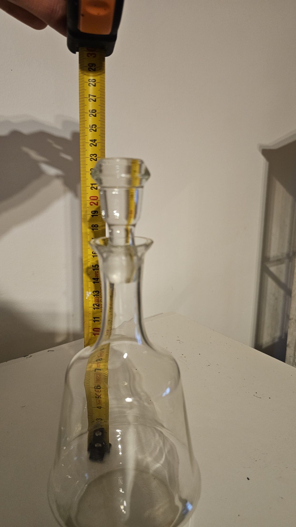 Karafka ze szkła białego 0,5 l. Uszczerbek na szyjce.