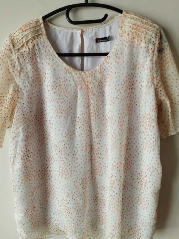 Blusa creme com motivos em rosa marca Emporium