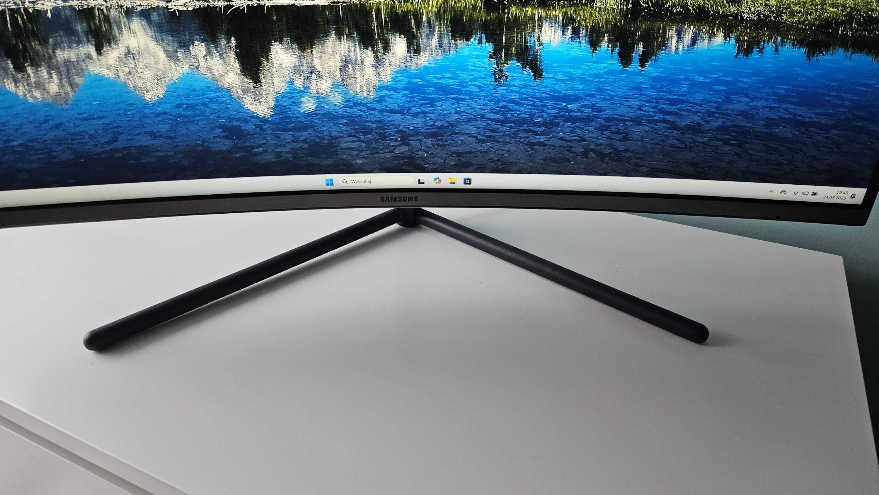 Efektowny monitor  Samsung U32R590 4k, zakrzywiony ekran