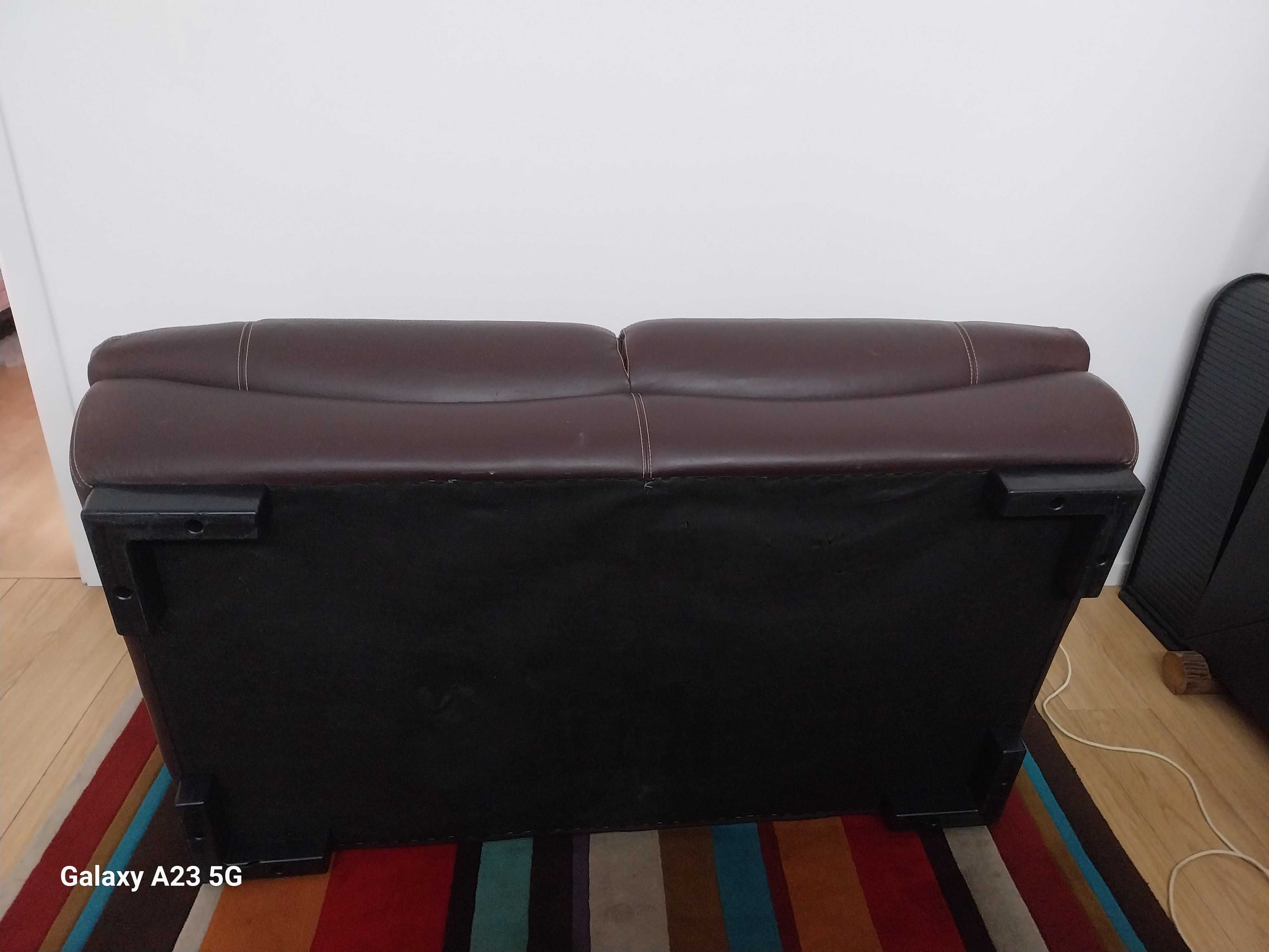 Vendo sofá de 2 lugares em pele