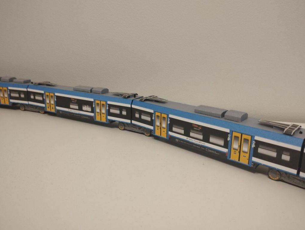 Model kartonowy zabawka pociąg miejski koleje śląskie  ELF II elektryc
