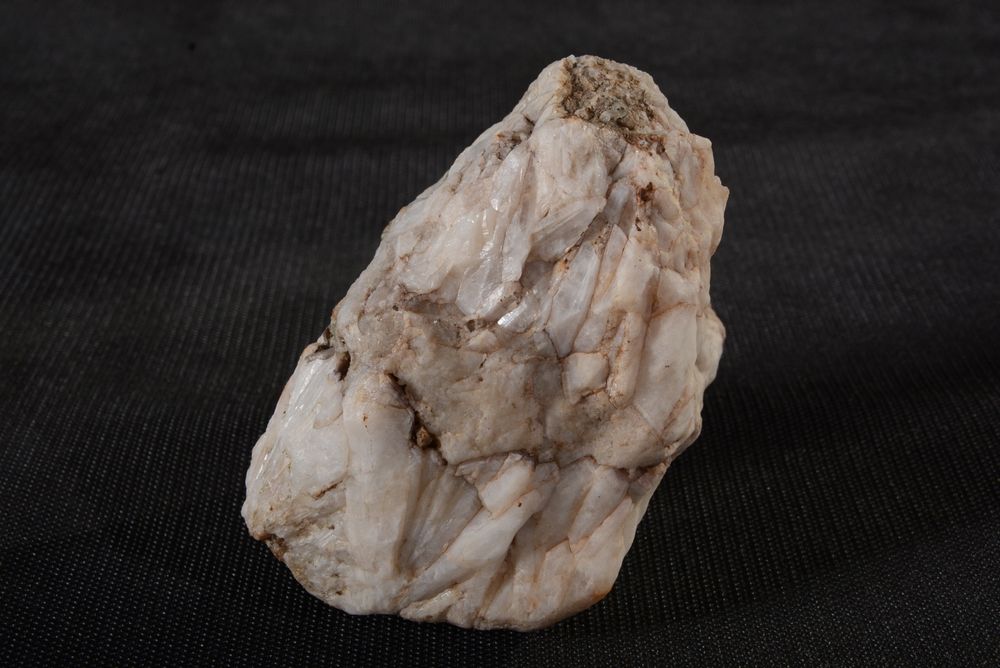 Kwarc mleczny surowy z kryształami górskimi