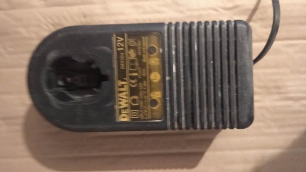Продам Зарядний пристрій Dewalt