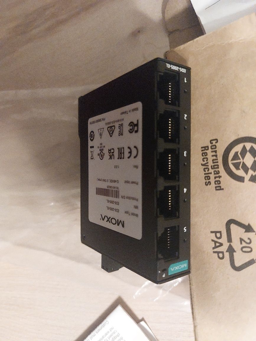 Switch MOXA EDS-2005-EL  5x Ethernet 10/100BaseTx, Nowy polecam