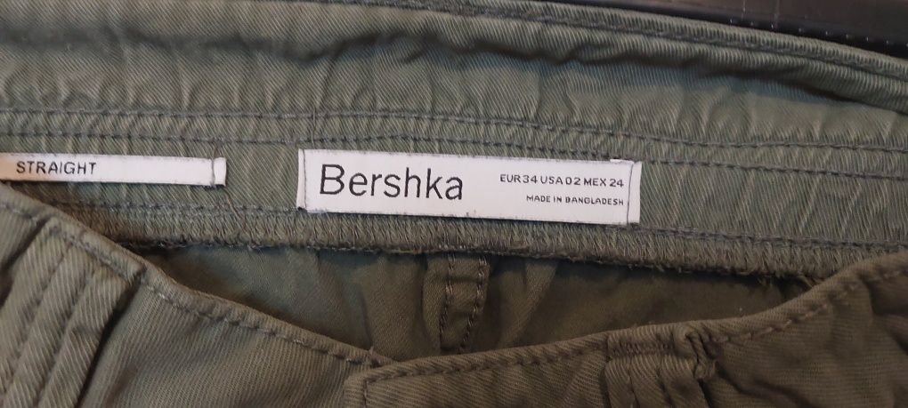 Zielone bojówki firmy Bershka