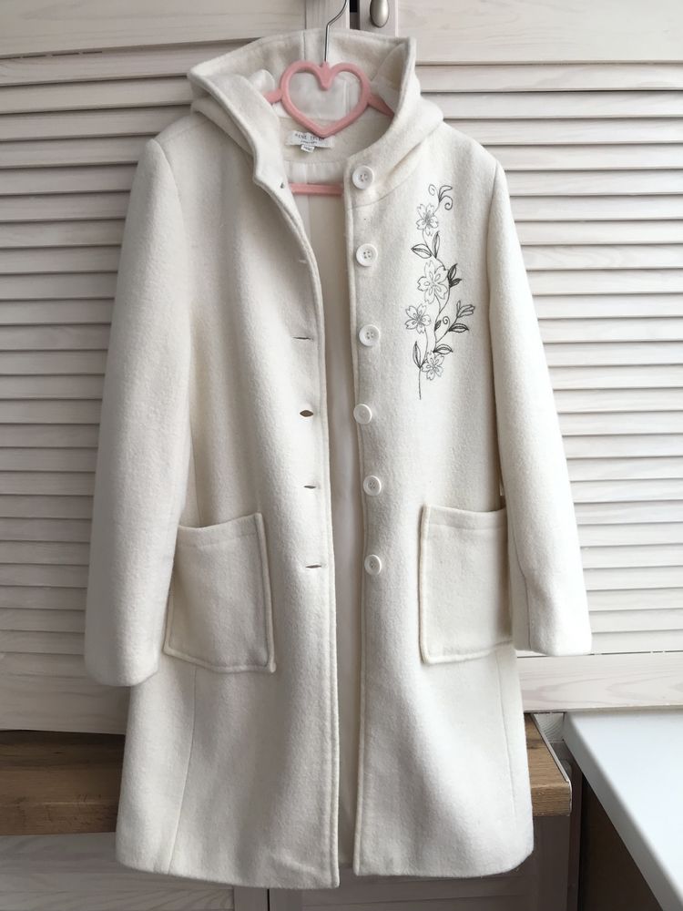 Шикарне молочне пальто Rene Tyler на худеньку дівчинку 8-9 років