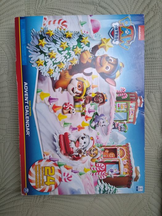 Kalendarz Psi Patrol z figurkami.