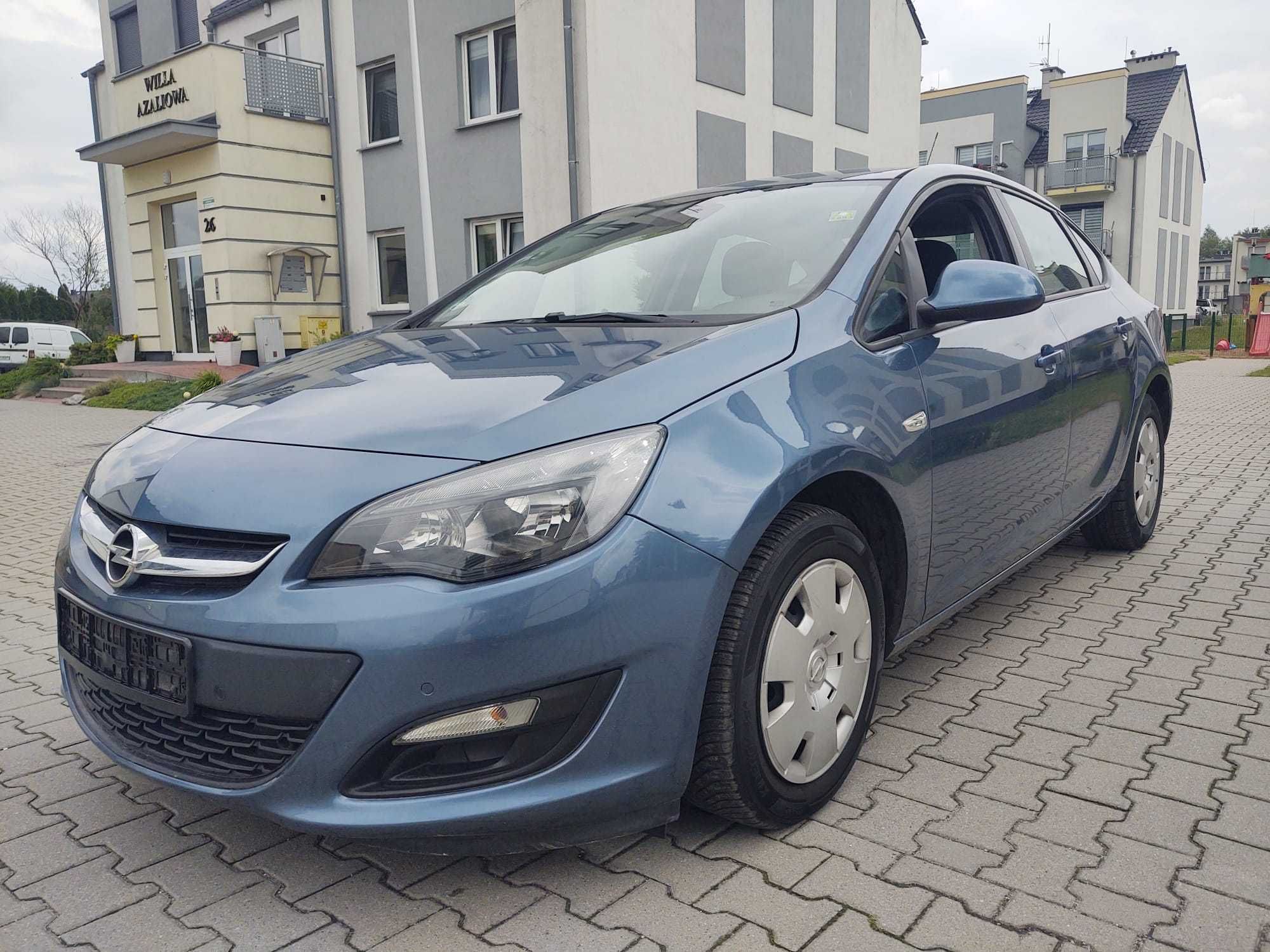 opel astra j LIFT SEDAN 2012r 1.4 benz 101KM tylko 117 tyś km
