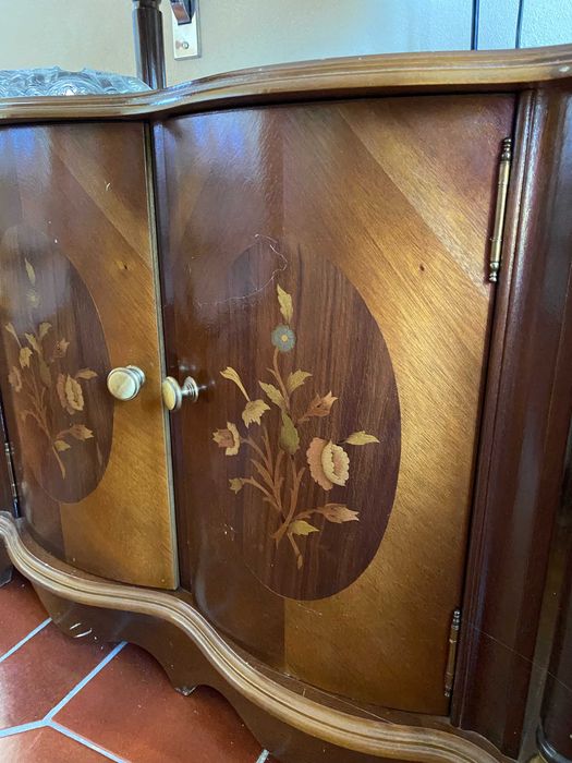 Mesa de TV Vintage em Madeira Maciça – Peça Única e Elegante