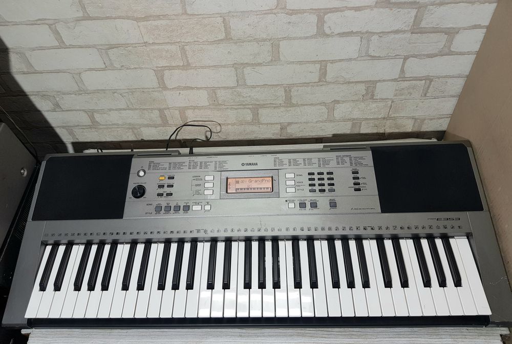 Синтезатор Yamaha PSR E 353 б/у з Німеччини