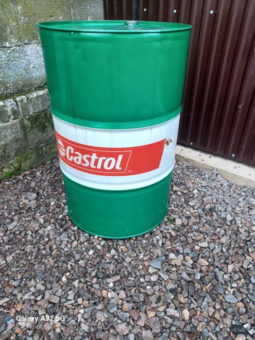 Beczka metalowa z korkami