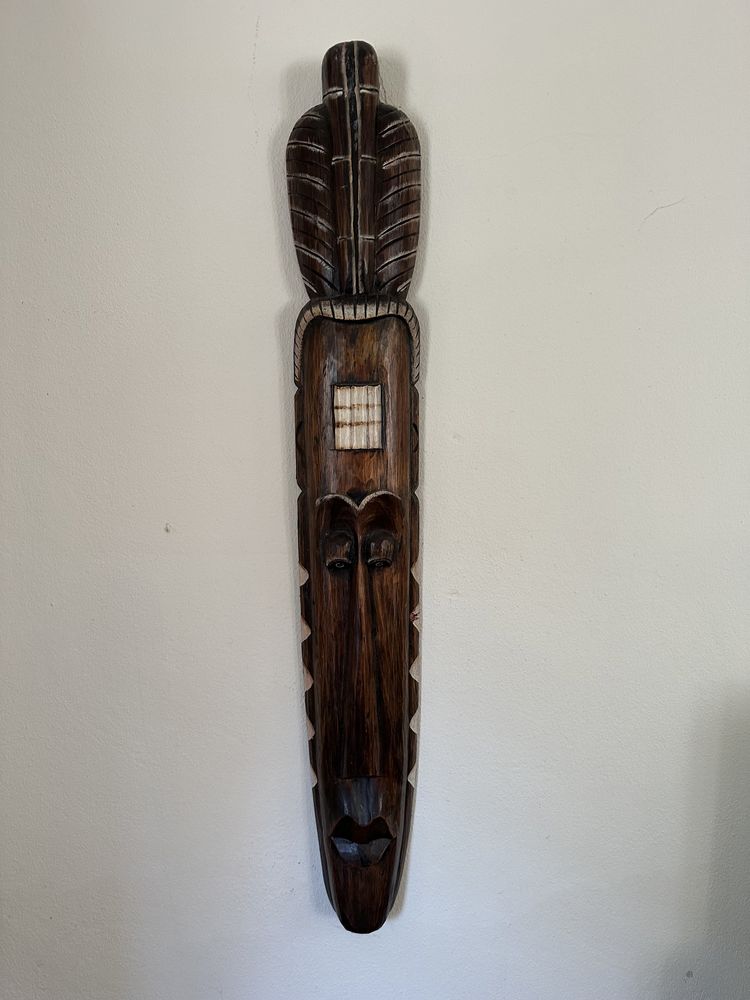 Figura tribal em madeira