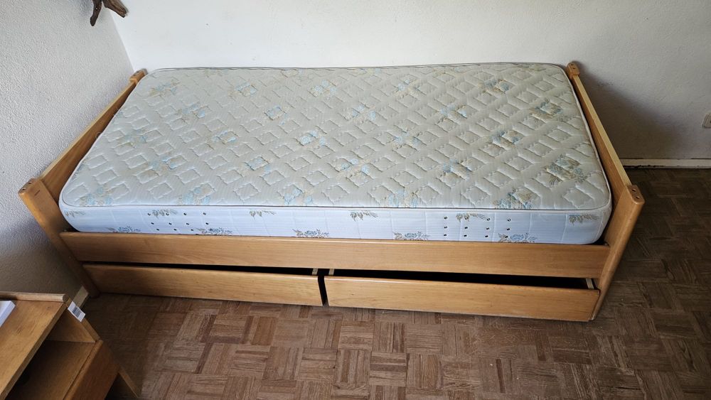 Cama solteiro e mesa cabeceira