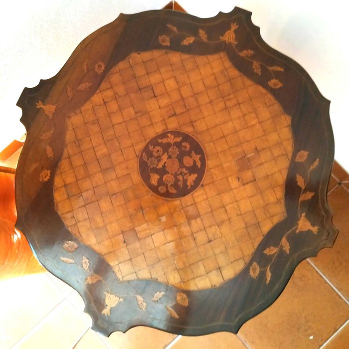 Antiguidade, mesinha com embutidos