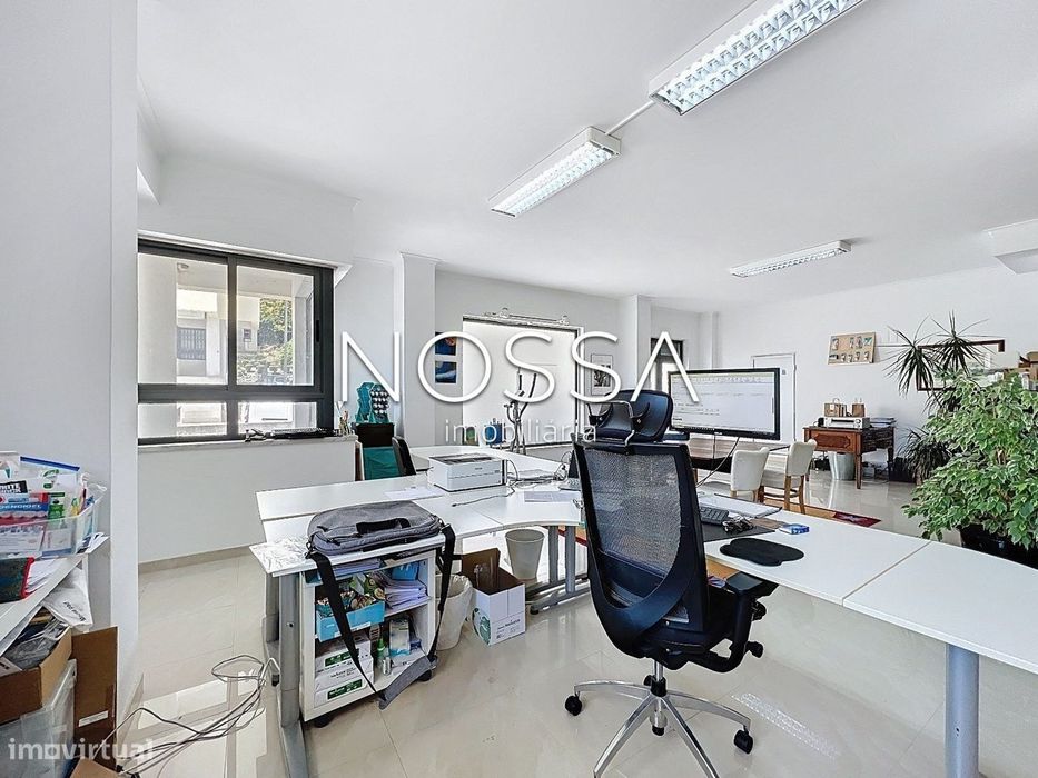 Espaço comercial com potencial de habitação em Sto. Antº