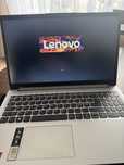 Srebrny laptop Lenovo
