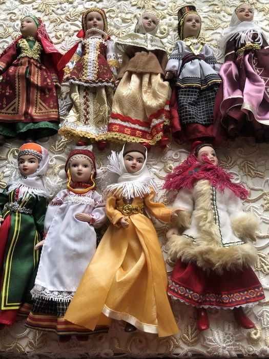 Фарфорові ляльки в національних костюмах
