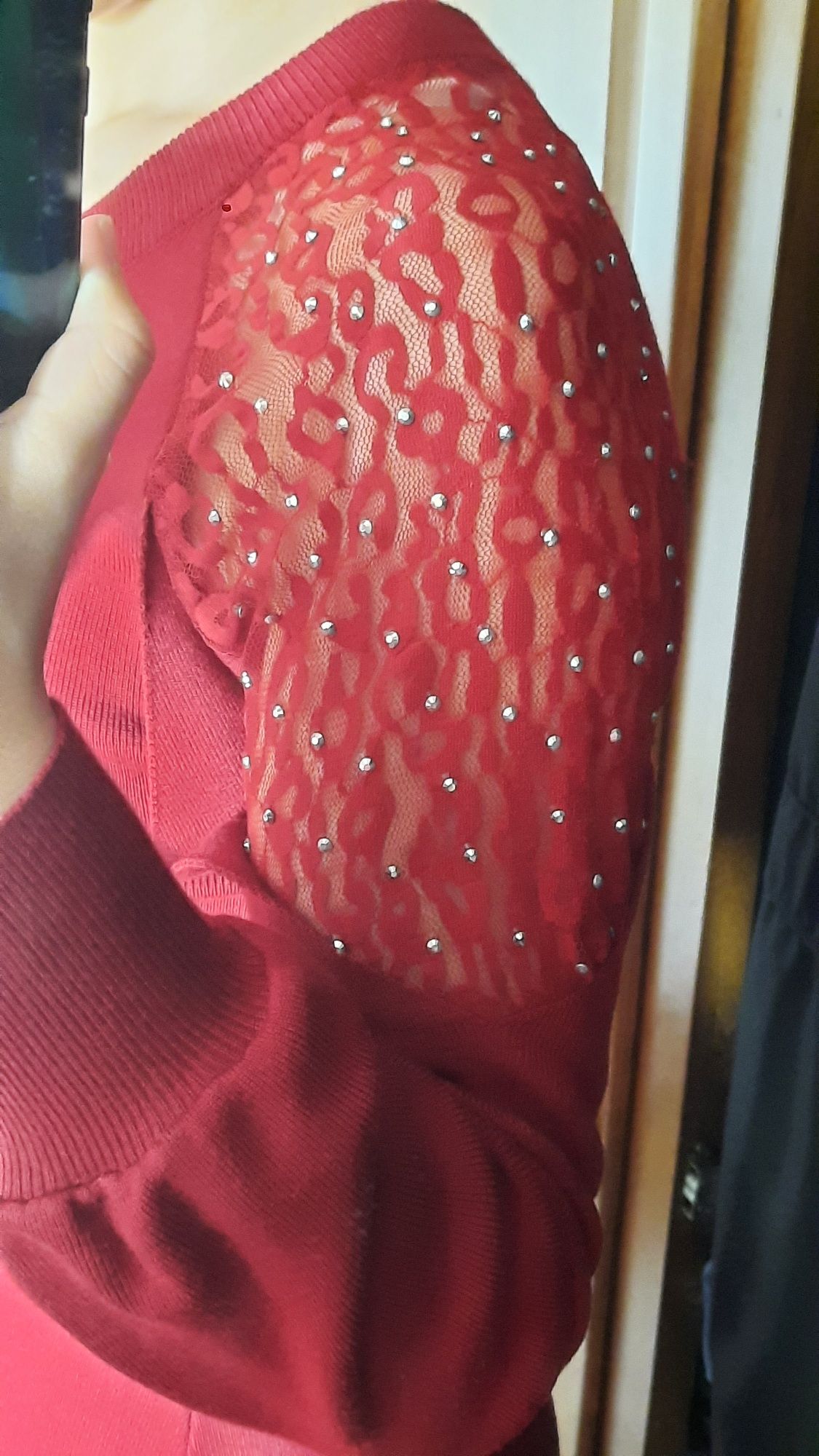 Vestido vermelho manga comprida, com renda nas mangas
