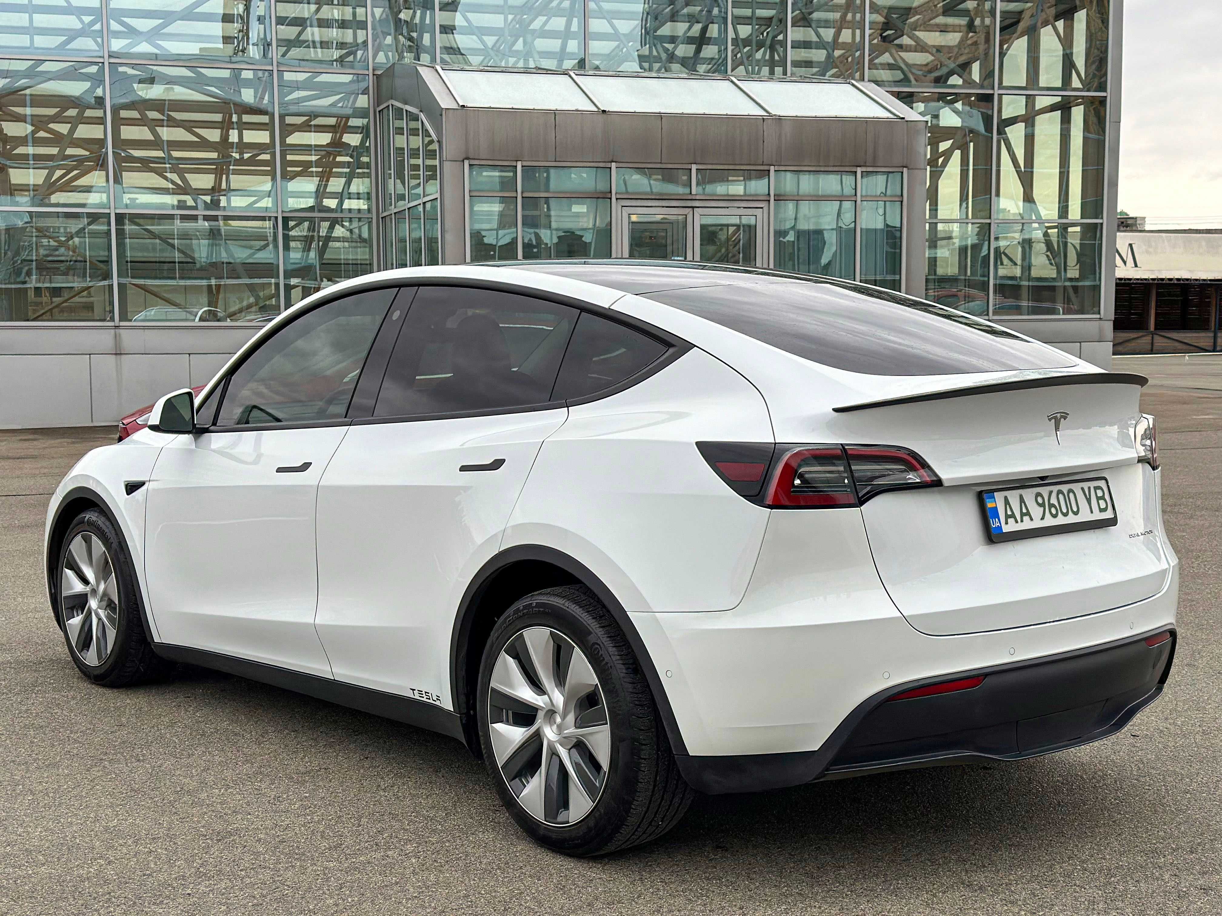 Tesla Model Y 2022 року. Dual Motor Long Range. Білий колір.