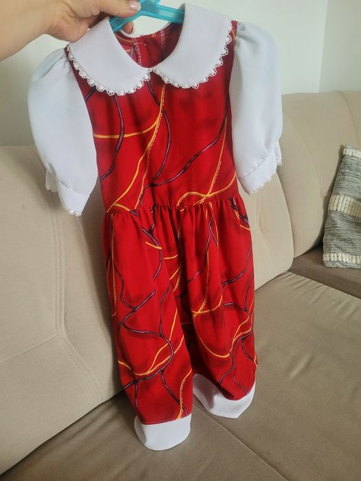 Urocza czerwona sukienka z białym kołnierzykiem.