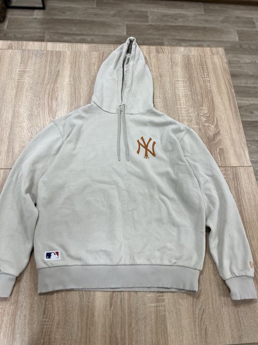 Біла базова кофта фірми NEW ERA