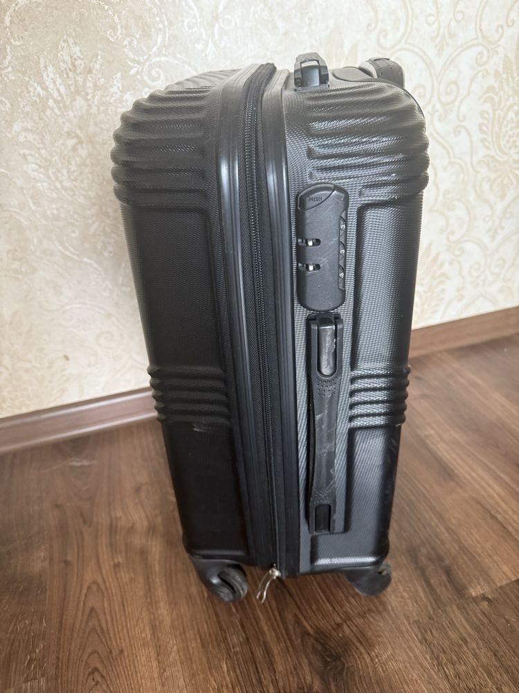 Чемодан валіза для подорожей