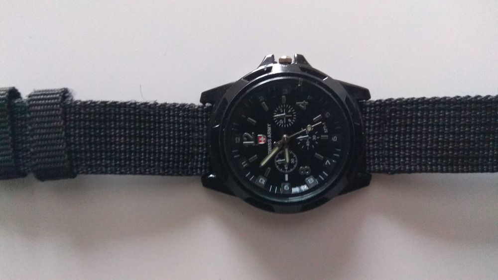 Кварцевые часы "SWISS ARMY" (новые ).