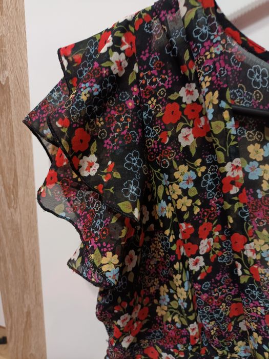 Delikatna sukienka w kwiatowy wzór 36