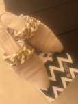 Mules bege prof com detalhes em dourado