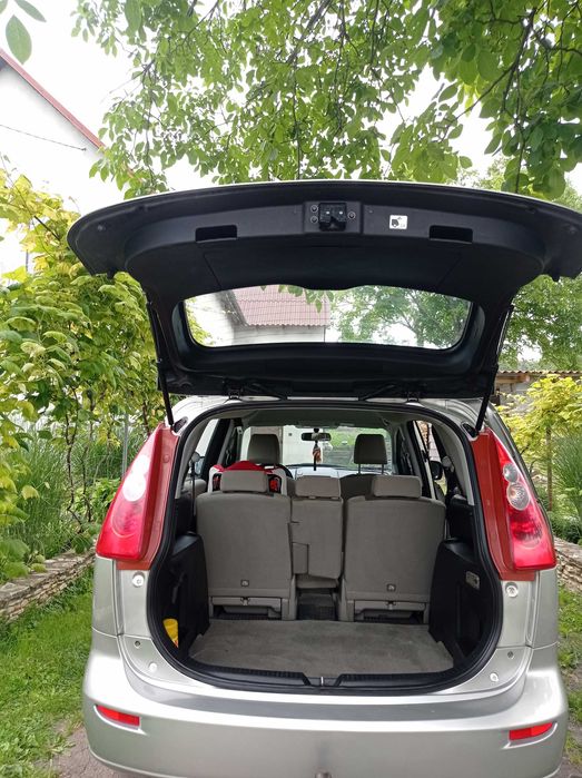 Автомобіль Mazda 5