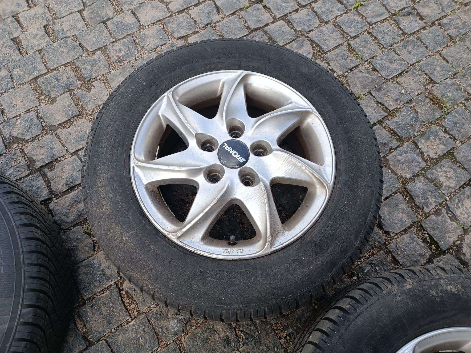 Продам комплект колес диски титаны 5*114.3 R15, резина зима 195/65R15
