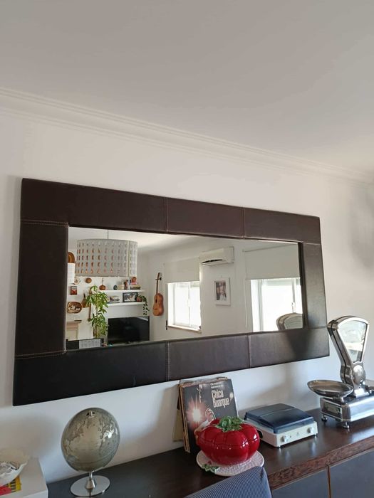 Espelho grande estofado em pele a imitar couro