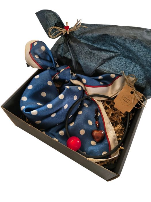 Box prezentowy zapakowany apaszka naszyjnik breloczek ręcznie wykonane