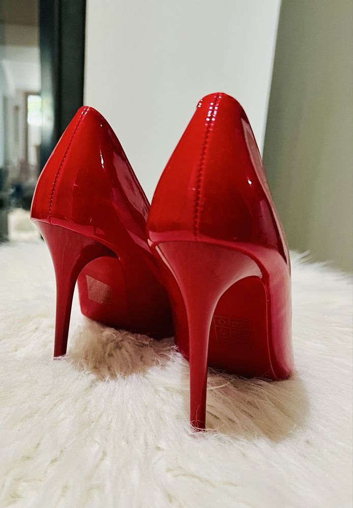Salto agulha vermelho de couro envernizado