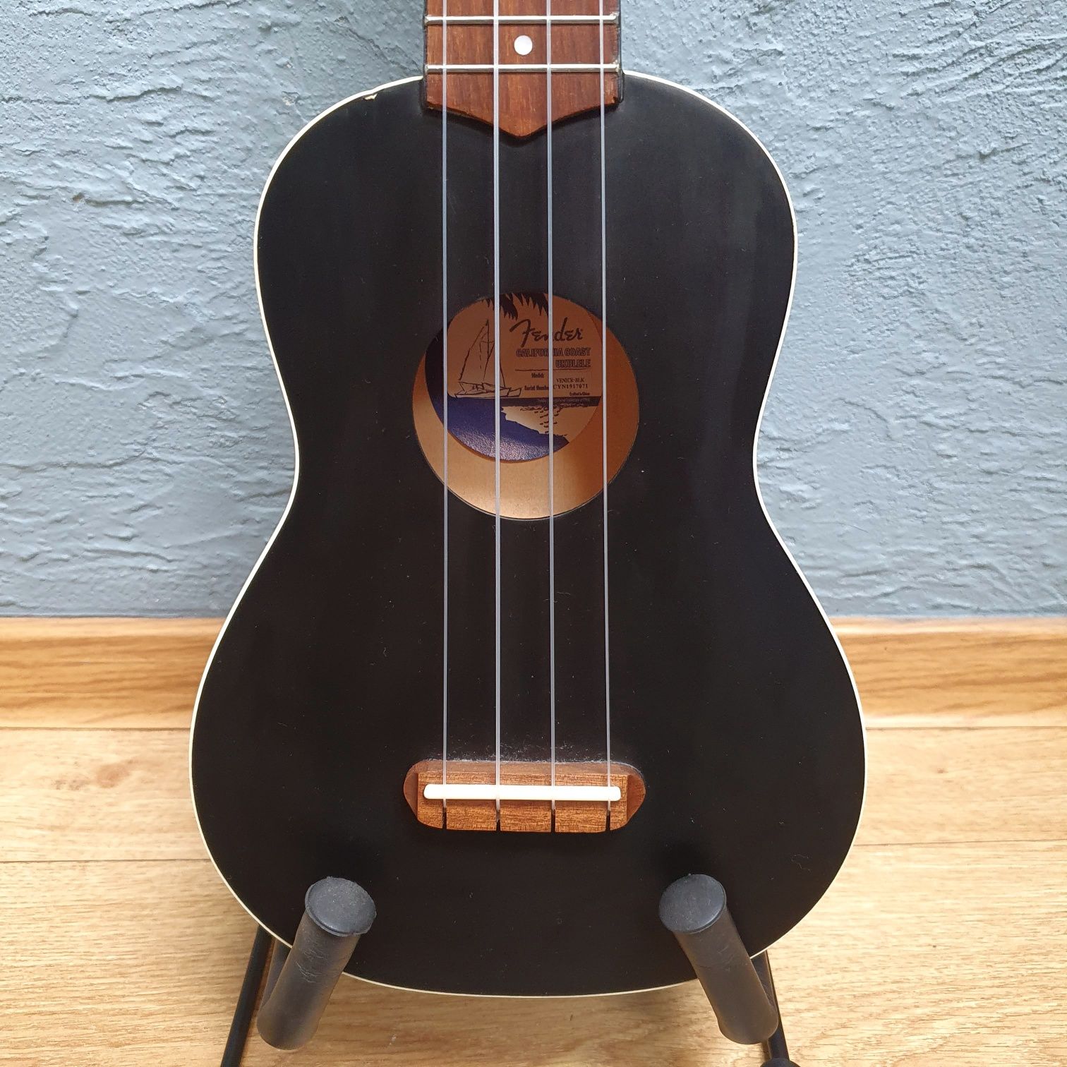 Ukulele sopranowe Fender Venice California Coast stroik struny stojak