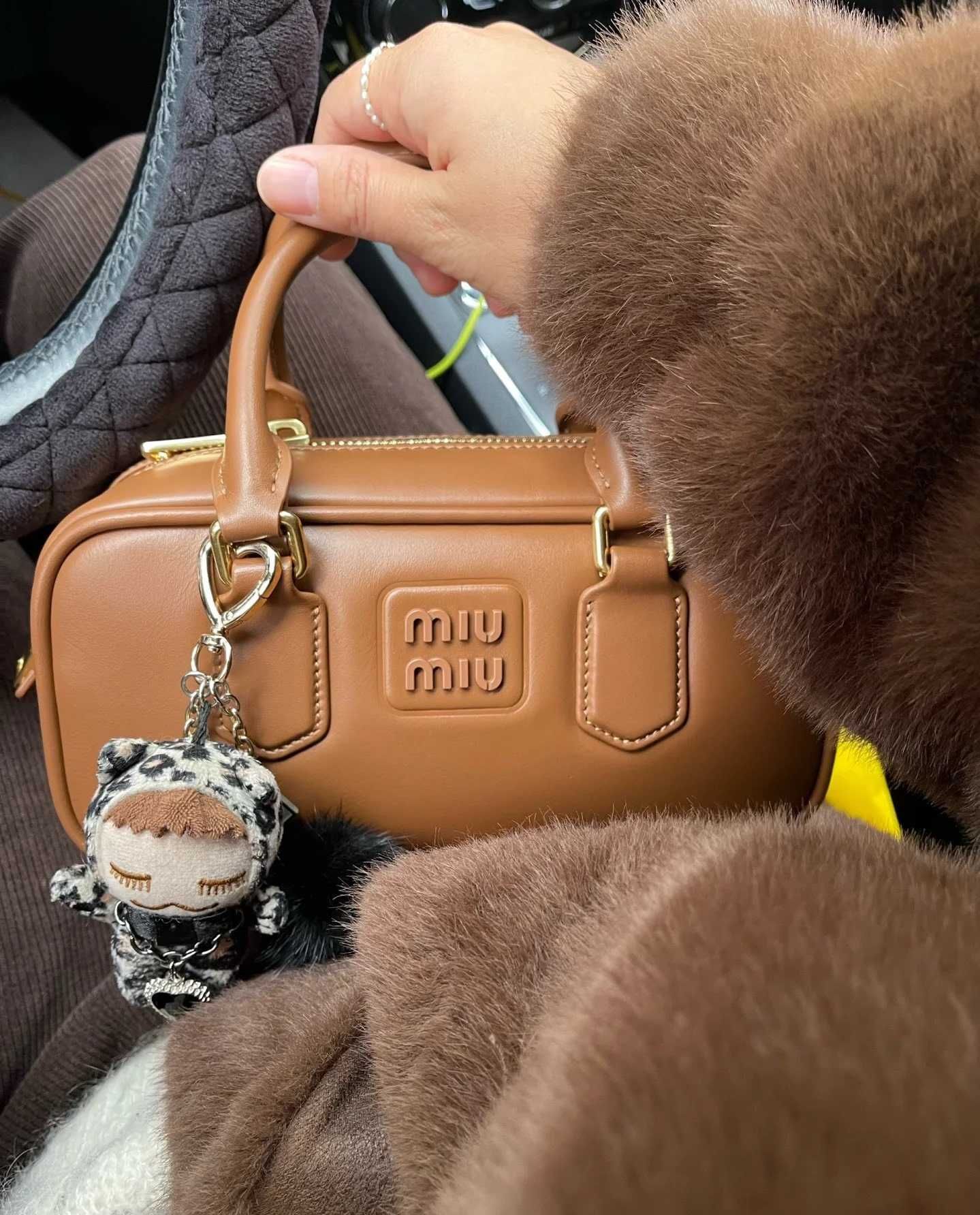 Must-have: Brązowa Torba Miu Miu - Klasyka i Styl