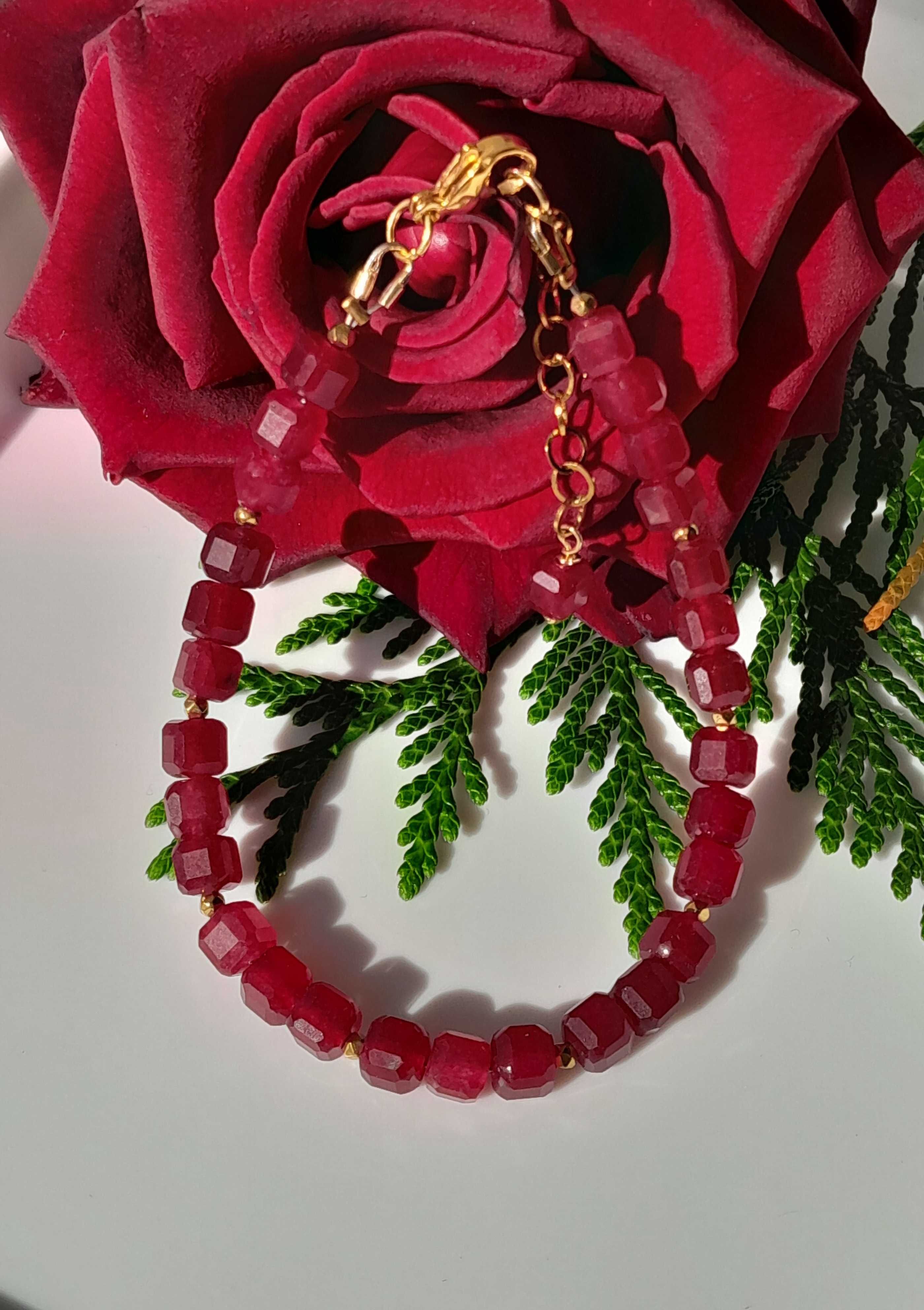 Pozłacana bransoletka z naturalnego kamienia rubinowy chalcedon.