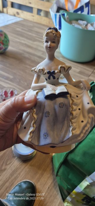 Estatueta com musica "Love is a wonderful thing"