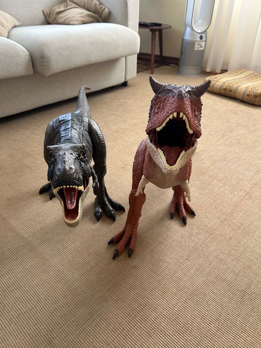2 dinossauros Jurassic world grandes