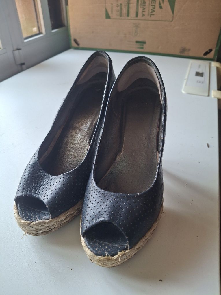 Sapatos salto alto.