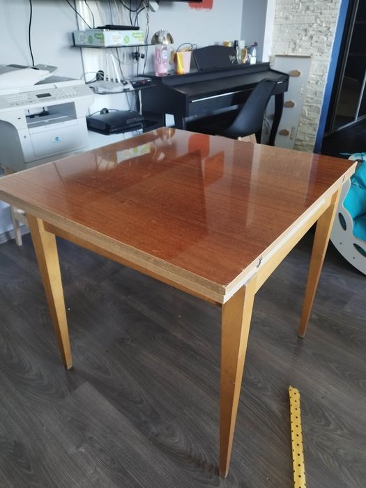 Stół kwadratowy rozkładany drewniany PRL vintage retro oryginał 1977