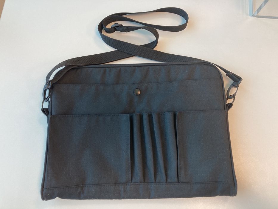 Bolsa tiracolo para tablet preta