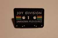 Przypinka - kaseta magnetofonowa Joy Division.