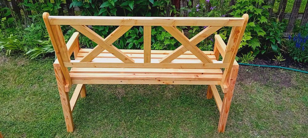 Solidny zestaw mebli ogrodowych wykonanych z drewna świerkowego