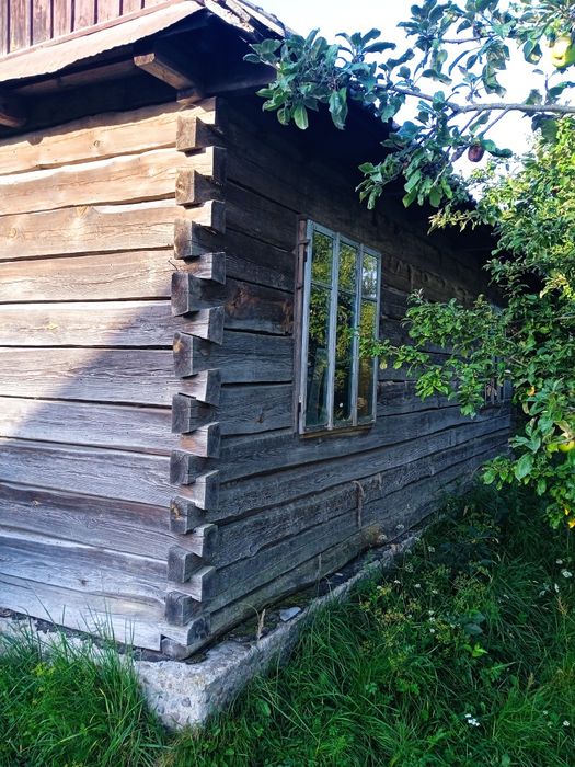 Дерев'яний будинок під розборку